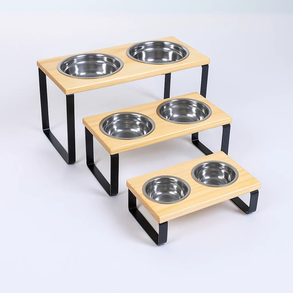 Suporte Duplo Elevado com Potes Inox para Cachorro e Gato – Base em Madeira Envernizada e Pés de Aço
